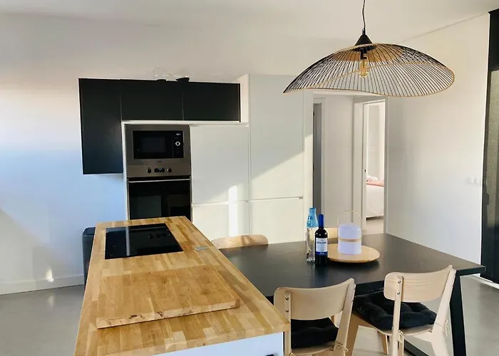 Tempo Stylish 3 Bedroom With Pool וילה *